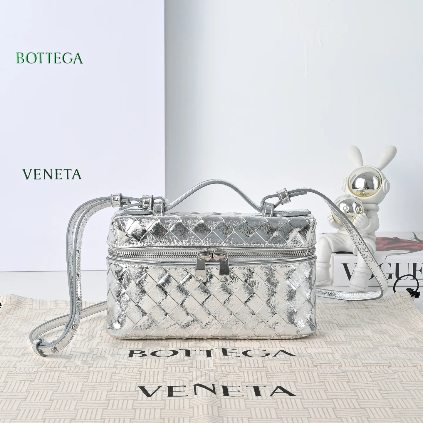 Batch 1360 #BV New Vanity Case Rope Cosmetic Bag, 🎈The metallic luster is super eye-catching and the festive atmosphere is perfect✨✨It adopts the brand's most classic cowhide weaving, with two-way zipper opening and closing, the overall style is retro and elegant, the top handle can be adjusted at will, the shoulder strap can be adjusted at will, the hand is elegant, and the cross-body is casual and casual, unlocking various concave styling scenes🎬 Model 9109 Size: 22x12.5x5